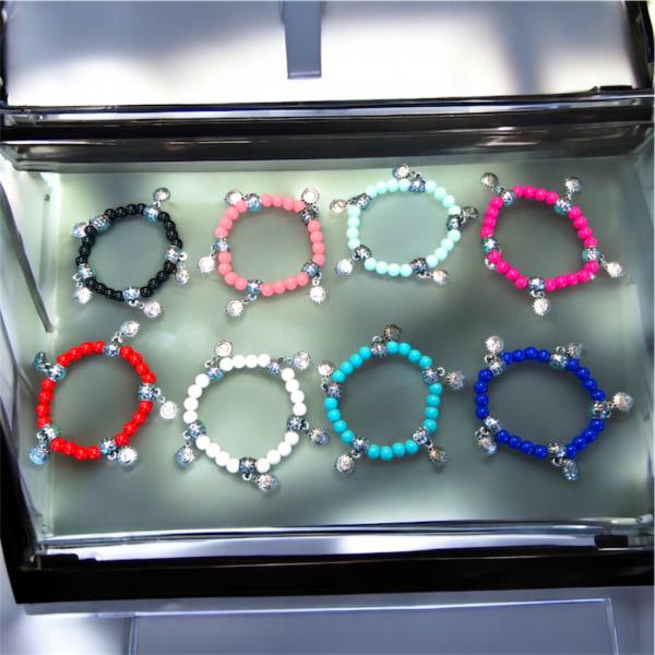 PULSERA PERLA PLASTICAS + DIJES -AL AZAR