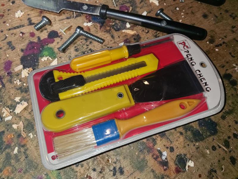 HERRAMIENTAS X4 (DESTORNILLADOR+CUTTER+ESPATULA+PINCEL)