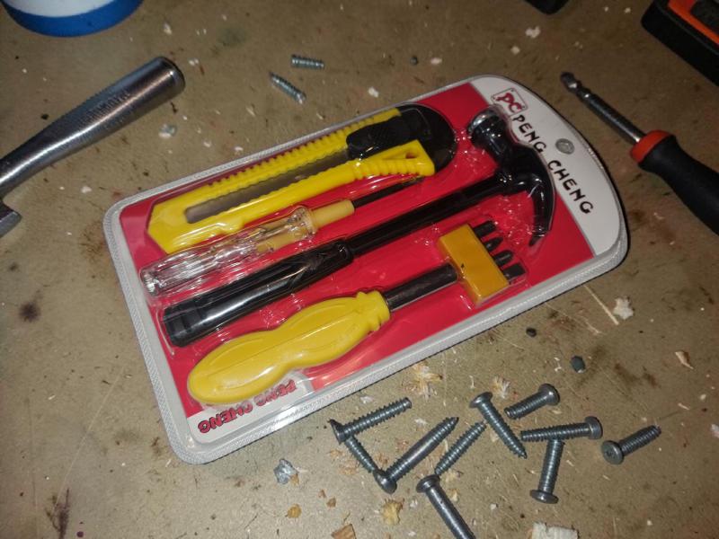 HERRAMIENTAS X5 (DESTORNILLADORES+MARTILLO+CUTTER+BUSCA POLO)