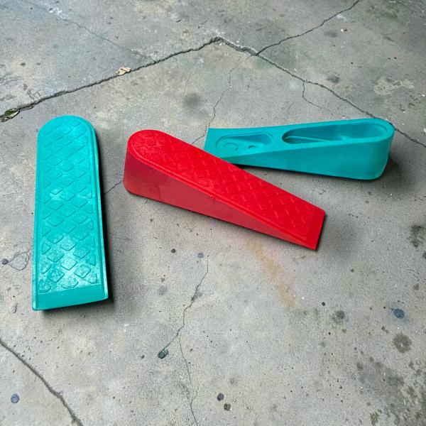 TRABA PUERTAS PLASTICO