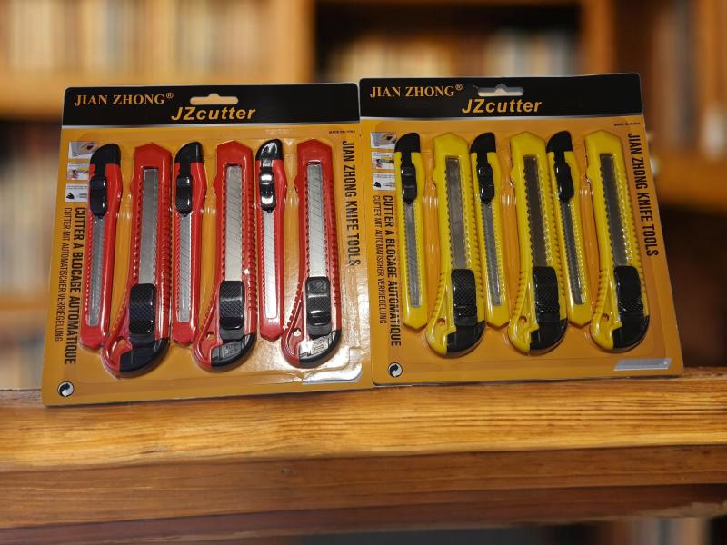 CUTTER PLASTICO X 6 UNID