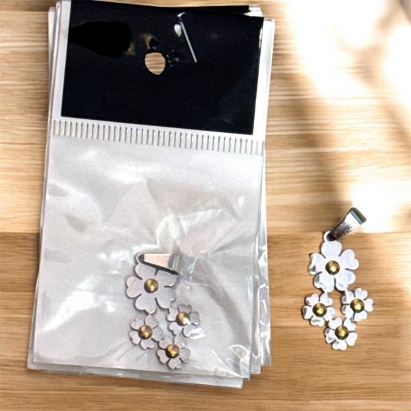 DIJE FLORES C/CENTRO DORADO 25MM