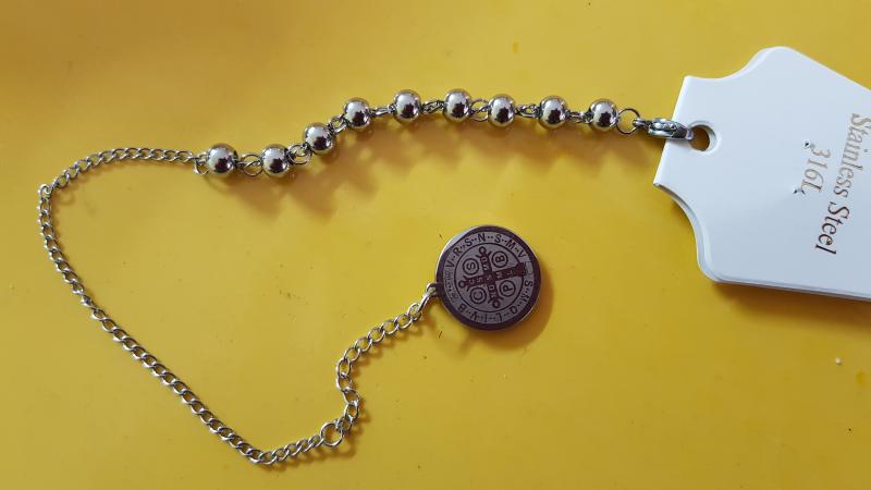 PULSERA A. QUIR LARGA PERLAS Y DIJE SAN BENITO